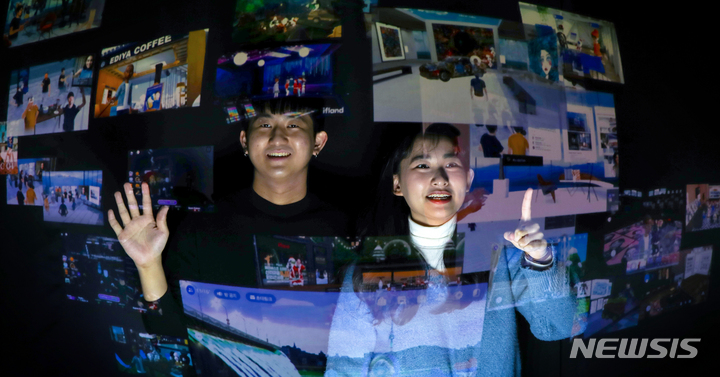 [서울=뉴시스] 조성우 기자 = 홀로그램 영상과 사람을 다중촬영. 2021.12.31. xconfind@newsis.com