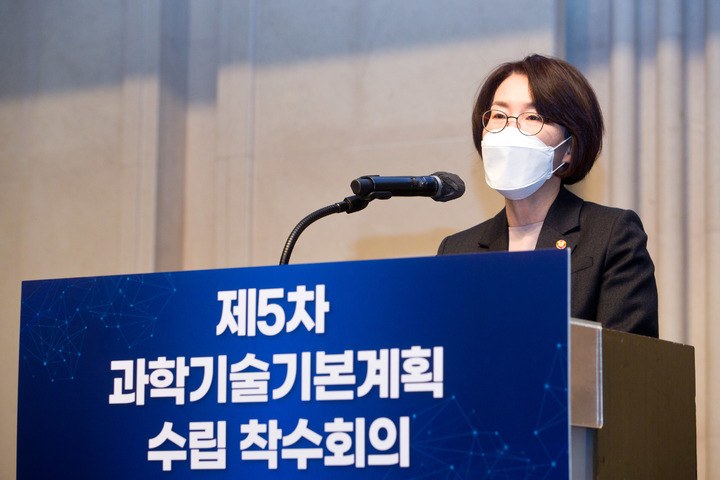 [서울=뉴시스] 고승민 기자 = 임혜숙 과학기술정보통신부 장관이 29일 서울 서초구 엘타워에서 열린 제5차 과학기술기본계획 수립 착수회의에 참석해 환영사를 하고 있다. (사진=과학기술정보통신부 제공) 2021.12.29. photo@newsis.com *재판매 및 DB 금지