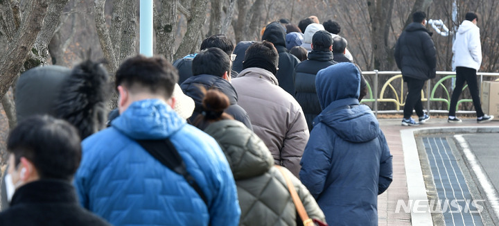 [대구=뉴시스] 이무열 기자 =지난 29일 오전 대구 수성구 대구스타디움 제3주차장에 마련된 임시선별검사소에서 시민들이 코로나19 진단검사를 받기 위해 순서를 기다리고 있다. 2021.12.29. lmy@newsis.com