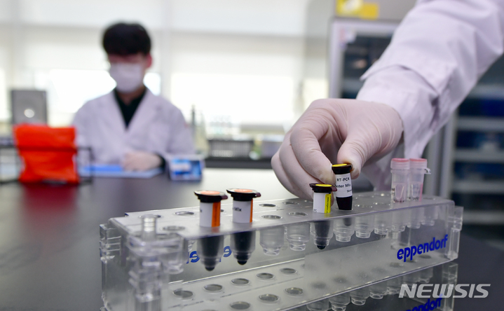 [광주=뉴시스] 류형근 기자 = 29일 오후 광주 서구 광주시보건환경연구원 분자생물학방에서 연구원들이 오미크론 등 코로나19 변이 바이러스 신속 확인용 시약을 이용해 검사를 수행하고 있다. 2021.12.29. hgryu77@newsis.com