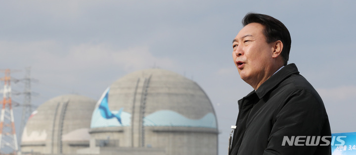 [울진=뉴시스] 전신 기자 = 윤석열 대통령이 대선후보 시절 경북 울진 신한울 3·4호기 건설 현장에 방문한 모습. 2021.12.29. photo1006@newsis.com