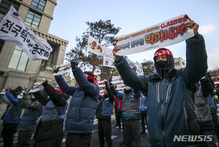 [뉴시스=서울] 정병혁 기자 = 민주노총 전국택배노동조합 CJ대한통운 택배 노동자들이 29일 오후 서울 중구 CJ그룹 본사 앞에서 열린 CJ대한통운 총파업 결의대회에서 구호를 외치고 있다. 2021.12.19. jhope@newsis.com