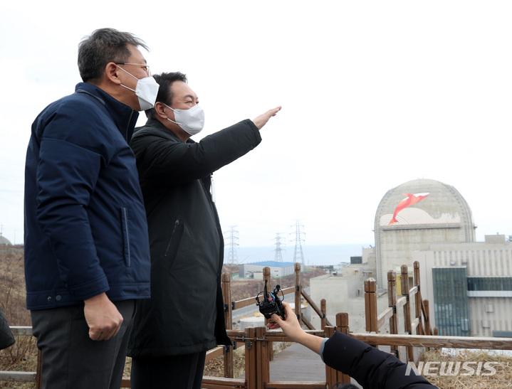 [울진=뉴시스] 전신 기자 = 윤석열 국민의힘 대선 후보가 지난해 12월29일 경북 울진 신한울 3·4호기 건설현장을 방문해 박범수 한울원자력본부장과 대화하며 현장을 둘러보고 있다. 2021.12.29. photo1006@newsis.com