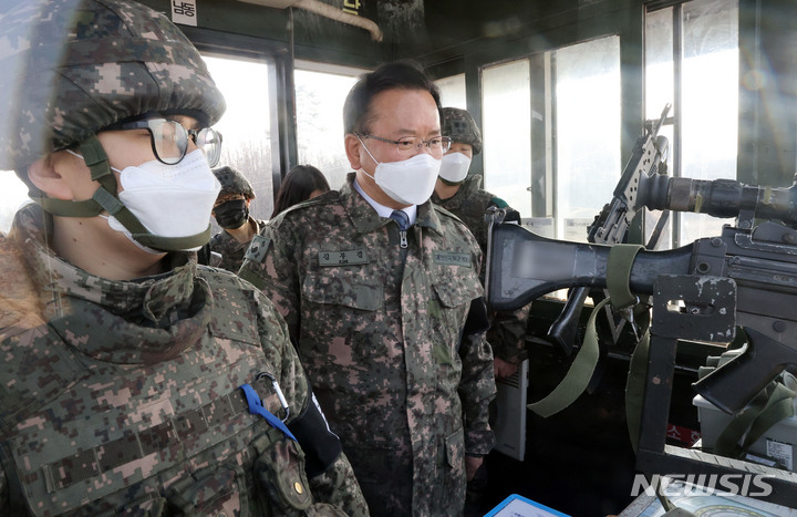 [양주=뉴시스] 청사사진기자단 = 김부겸 국무총리가 지난해 12월29일 경기도 양주 25사단을 방문해 고가초소 등 시설을 살펴보고 있다. 2021.12.29. photo@newsis.com
