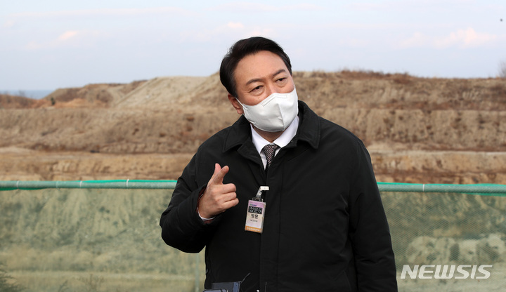 [울진=뉴시스] 전신 기자 = 윤석열 국민의힘 대선 후보가 29일 경북 울진 신한울 3·4호기 건설현장을 방문해 취재진 질문에 답변하고 있다. 2021.12.29. photo1006@newsis.com