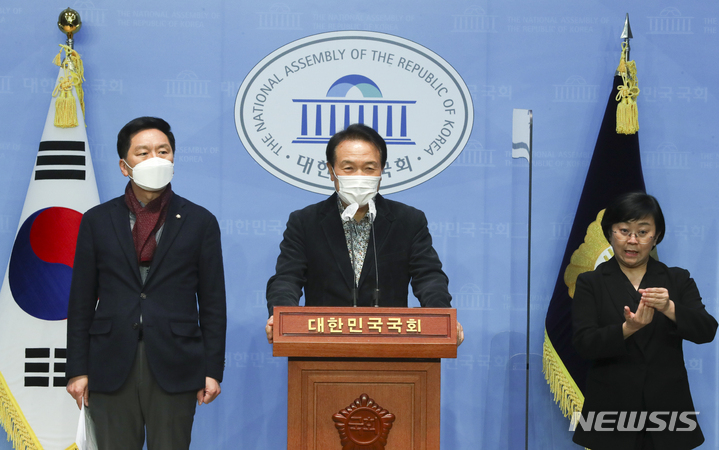 [서울=뉴시스] 최진석 기자 = 임태희(왼쪽 두번째) 국민의힘 총괄상황본부장이 29일 오후 국회 소통관에서 공수처 관련 긴급 기자회견을 하고 있다. 이날 국민의힘은 기자회견을 통해 "국회의원 78명과 윤석열 대선 후보에 대해서는 10회, 후보 가족에 대해서는 9회의 불법사찰 정황이 있다"고 주장했다. 왼쪽은 김기현 국민의힘 원내대표. 2021.12.29. myjs@newsis.com