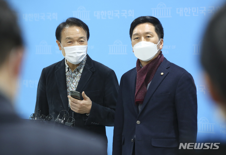 [서울=뉴시스] 최진석 기자 = 국민의힘 김기현(오른쪽) 원내대표와 임태희 총괄상황본부장이 29일 오후 국회 소통관에서 공수처 관련 긴급 기자회견을 마친 뒤 기자들의 질문에 답하고 있다. 2021.12.29. myjs@newsis.com