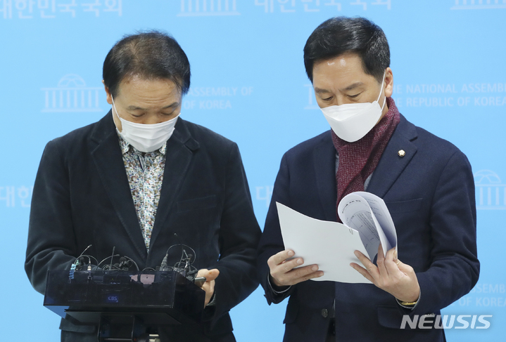 [서울=뉴시스] 최진석 기자 = 국민의힘 김기현(오른쪽) 원내대표와 임태희 총괄상황본부장이 29일 오후 국회 소통관에서 공수처 관련 긴급 기자회견을 마친 뒤 기자들의 질문에 답하며 통신기록 조회 현황이 담긴 문서를 살펴보고 있다. 2021.12.29. myjs@newsis.com