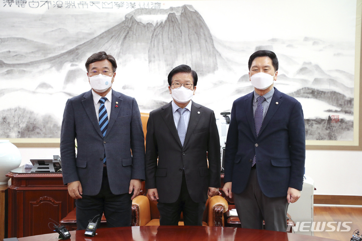 [서울=뉴시스] 최진석 기자 = 윤호중(왼쪽) 더불어민주당 원내대표와 김기현(오른쪽) 국민의힘 원내대표가 29일 오후 서울 여의도 국회에서 열린 박병석 국회의장 주재 여야 원내대표 회동에서 기념촬영을 하고 있다. (공동취재사진) 2021.12.29. photo@newsis.com