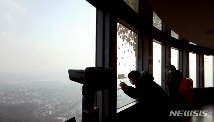[서울=뉴시스] 김병문 기자 = 초미세먼지 농도가 나쁨 수준을 보이는 지난달 29일 오후 서울 중구 남산서울타워에서 바라본 도심이 뿌옇게 보이고 있다. 2021.12.29. dadazon@newsis.com