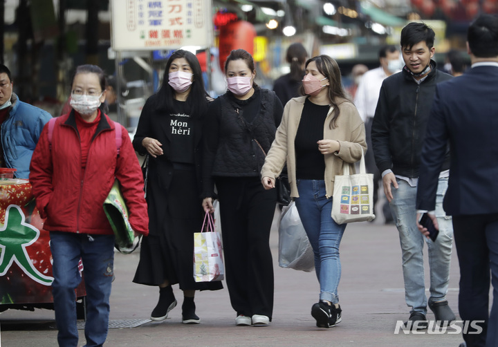 [타이베이=AP/뉴시스] 대만 수도 타이베이에서 지난달 29일 코로나19 예방을 위해 마스크를 착용한 시민들이 쇼핑가를 거닐고 있다. 2022.01.03.