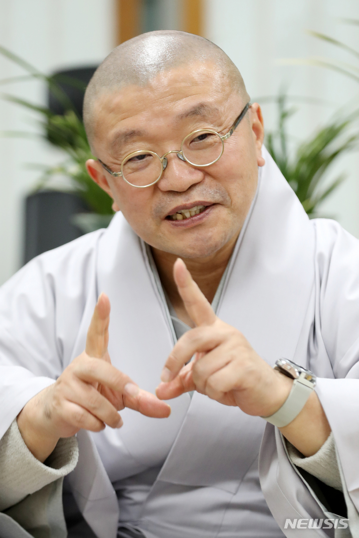 [서울=뉴시스] 박진희 기자 = 대한불교조계종 교육원 교육부장 서봉스님이 지난해 12월 29일 서울 종로구 불교역사문화기념관에서 뉴시스와 인터뷰 하고 있다. 2022.01.01. pak7130@newsis.com