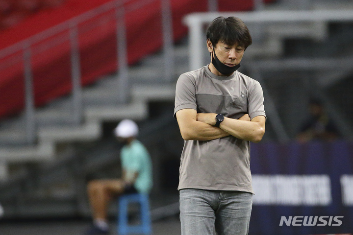 [싱가포르=AP/뉴시스] 신태용 인도네시아 축구 대표팀 감독이 29일(현지시간) 싱가포르 칼랑 국립경기장에서 열린 2020 아세안축구연맹(AFF) 스즈키컵 결승 태국과의 1차전 경기 중 아쉬운 표정을 짓고 있다. 인도네시아는 태국에 0-4로 대패하면서 남은 2차전에서 4골 차 이상으로 이겨야 우승을 바라볼 수 있다. 2021.12.30.