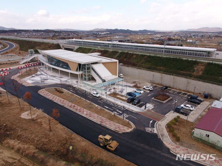 [서울=뉴시스]중부내륙선 이천~충주 구간 감곡장호원역.(사진=국가철도공단 제공)