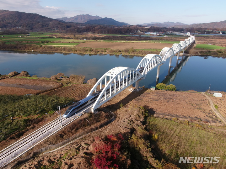 [서울=뉴시스]중부내륙선 이천~충주 구간 장천고가교.(사진=국가철도공단 제공)