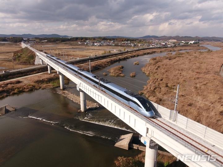 [서울=뉴시스]중부내륙선 이천~충주 구간 호원 1,2교.(사진=국가철도공단 제공) 