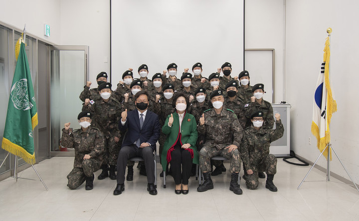 [서울=뉴시스] 지난 24일 개최된 이화여대 학군단 동계 입영 훈련 출정식(사진=이화여대 제공) *재판매 및 DB 금지