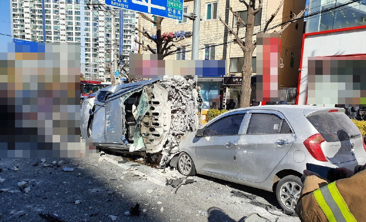 [부산=뉴시스] 30일 부산 연제구의 한 대형마트 5층 주차장에서 택시가 벽면을 뚫고 도로로 추락해 신호대기 중이던 차량들을 덮쳤다. 2021.12.30. (사진=부산경찰청 제공). photo@newsis.com *재판매 및 DB 금지