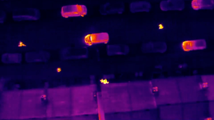 열화상 카메라 드론이 범죄 용의자를 추적하는 장면 /트위터, WMP Eye in the Sky *재판매 및 DB 금지