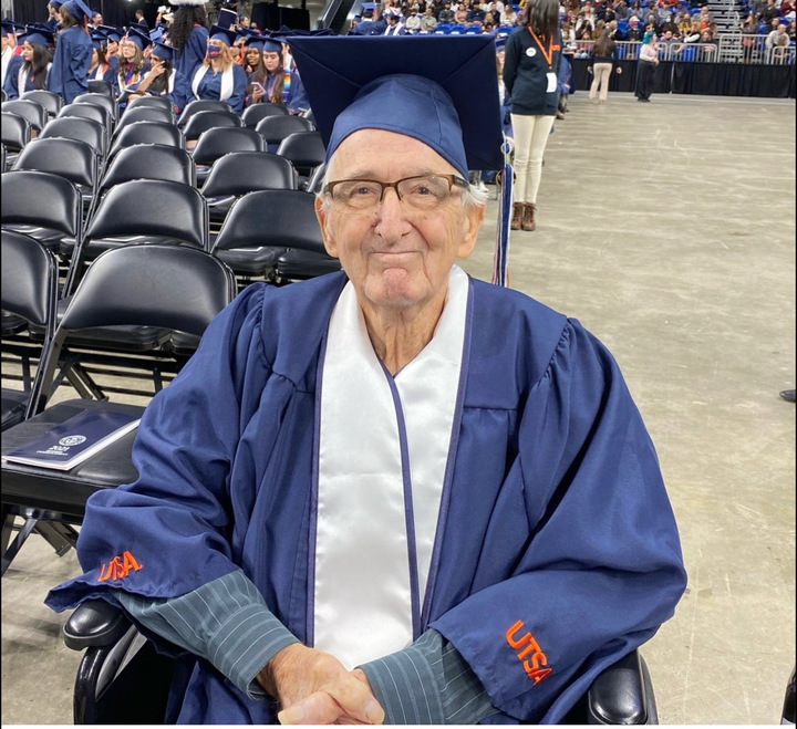 [서울=뉴시스] 지난 14일 샌안토니오텍사스대학이 소셜미디어(SNS)를 통해 공유한 사진이다. 졸업식에 참석한 할아버지가 학위복을 입고 휠체어에 앉아 미소 짓고 있다. (출처 : 트위터 화면 캡처) 2021.12.30. *재판매 및 DB 금지