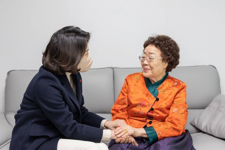 [서울=뉴시스] 이재명 더불어민주당 대선 후보 부인이 지난 29일 일본군 '위안부' 피해자 이용수 할머니의 대구 자택을 찾았다. 2021.12.30. (사진=민주당 선대위 제공) photo@newsis.com *재판매 및 DB 금지