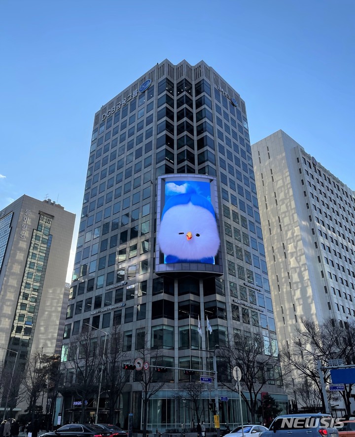 [대구=뉴시스]김정화 기자 = DGB금융그룹이 서울 통합사옥에 설치된 곡면 형태 옥외전광판의 운영을 개시했다. (사진 = DGB금융그룹 제공) 2021.12.30. photo@newsis.com