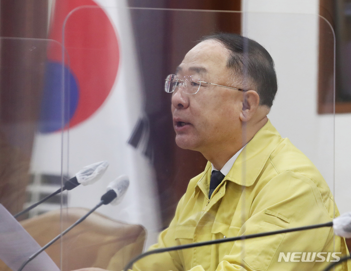 [서울=뉴시스] 김명원 기자 = 홍남기 경제부총리 겸 기획재정부 장관이 30일 오전 서울 종로구 정부서울청사에서 열린 제51차 비상경제 중앙대책본부(중대본) 회의에 참석해 발언하고 있다. (공동취재사진) 2021.12.30. photo@newsis.com