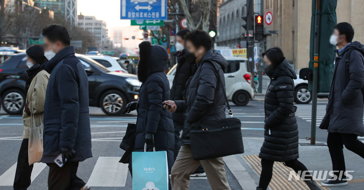 [서울=뉴시스] 권창회 기자 = 지난해 12월30일 오전 서울 종로구 광화문역 사거리에서 두꺼운 옷차림을 한 직장인들이 출근하고 있다. 2021.12.30. kch0523@newsis.com