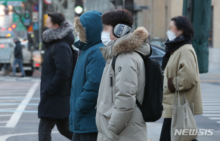 [서울=뉴시스] 권창회 기자 = 서울을 비롯한 전국 대부분이 영하권 날씨를 보인 30일 오전 서울 종로구 광화문역 사거리에서 두꺼운 옷차림을 한 직장인들이 출근하고 있다. 2021.12.30. kch0523@newsis.com