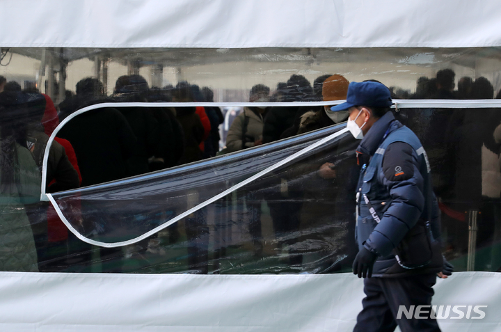 [서울=뉴시스] 조성우 기자 = 코로나19 신규 확진자가 5,037명으로 집계된 30일 오전 서울 송파구 보건소에 마련된 코로나19 선별진료소에서 시민들이 검사를 받기 위해 줄을 서고 있다. 2021.12.30. xconfind@newsis.com