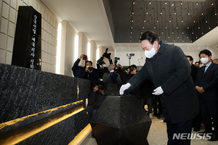 [대구=뉴시스] 전신 기자 = 윤석열 국민의힘 대선 후보가 30일 대구 동구 국립신암선열공원을 방문해 안장자의 신위가 모셔진 단충사에서 참배하고 있다. 2021.12.30. photo1006@newsis.com