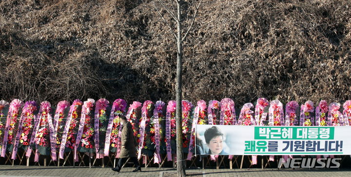 [서울=뉴시스] 김병문 기자 = 박근혜 전 대통령 석방을 앞둔 30일 오전 서울 강남구 삼성서울병원 정문에 박 전 대통령 지지자들이 보낸 화환이 길게 늘어서 있다. 2021.12.30. dadazon@newsis.com