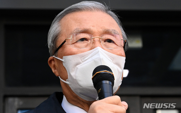 [서울=뉴시스] 김선웅 기자 = 김종인 국민의힘 총괄선대위원장이 30일 오전 서울 여의도 국민의힘 당사에서 열린 '문재인정권 불법사찰 신고센터 현판식' 행사에서 발언을 하고 있다. (공동취재사진) 2021.12.30. photo@newsis.com