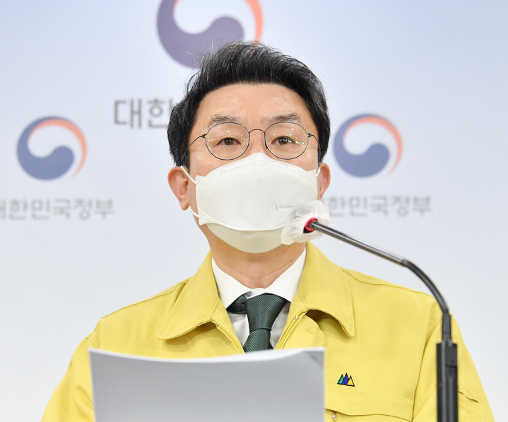 [서울=뉴시스] 백동현 기자 = 이억원 기획재정부 차관이 30일 정부서울청사에서 열린 제51차 비상경제 중대본 회의 정례브리핑에서 주요내용을 발표하고 있다. (사진=기획재정부 제공) 2021.12.30. photo@newsis.com *재판매 및 DB 금지