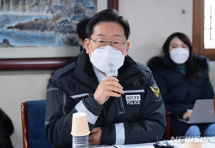 [인천=뉴시스] 국회사진기자단 = 이재명 더불어민주당 대선후보가 30일 인천 중구 서해5도 특별경비단을 찾아 관계자들과 간담회를 갖고 있다. 2021.12.30. photo@newsis.com