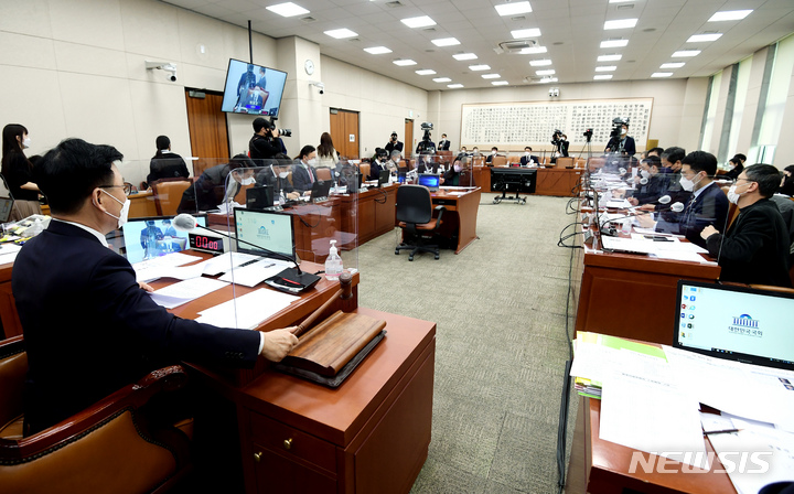 [서울=뉴시스] 최진석 기자 = 박광온 국회법제사법위원장이 30일 오후 서울 여의도 국회에서 열린 법제사법위원회 전체회의에서 의사봉을 두드리고 있다. (공동취재사진) 2021.12.30. photo@newsis.com
