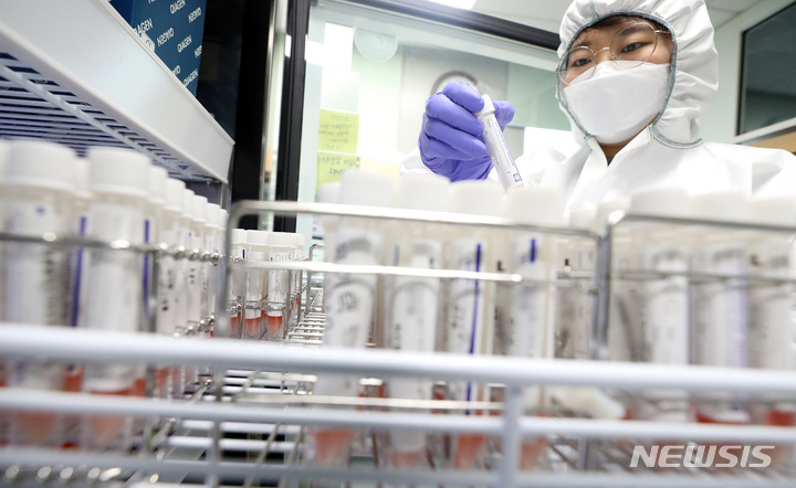 [세종=뉴시스] 강종민 기자 = 오미크론 변이를 신속하게 판별할 수 있는 PCR 시약이 사용된 지난해 12월30일 오후 세종시 조치원읍 세종보건환경연구원에서 보건연구사가 냉장실에 보관중인 검체를 살펴보고 있다. 2022.01.21. photo@newsis.com