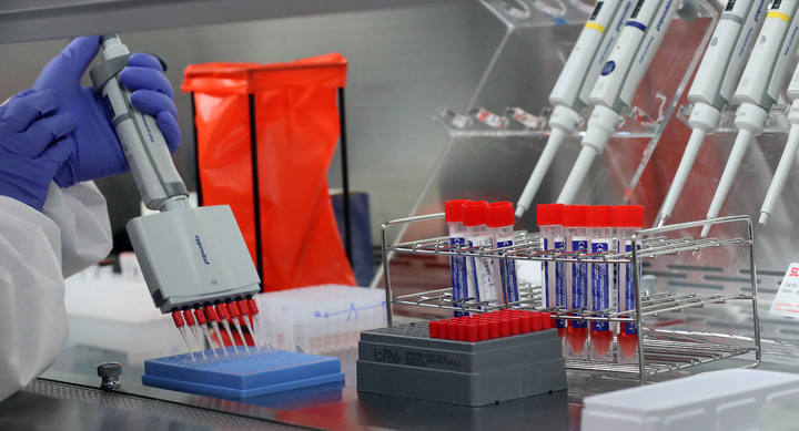 [세종=뉴시스] 강종민 기자 = 지난 30일 오후 세종시 세종보건환경연구원에서 보건연구사가 오미크론 변이를 신속하게 판별할 수 있는 PCR 시약을 활용, 확진 여부를 검사하고 있다. 이번 시약은 오미크론을 포함 알파·베타·감마·델타 등 모두 5종의 코로나19 변이 바이러스를 한 번에 판별할 수 있다. 2021.12.30. ppkjm@newsis.com