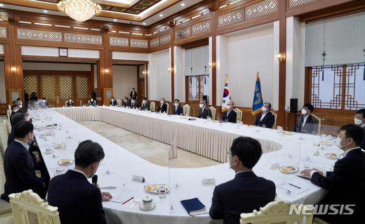 [서울=뉴시스] 문재인 대통령이 30일 오후 청와대 본관 충무실에서 열린 ‘병상확보 관련 공공의료 관계자 간담회’에서 발언하고 있다. 2021.12.30. (사진=청와대 제공) photo@newsis.com