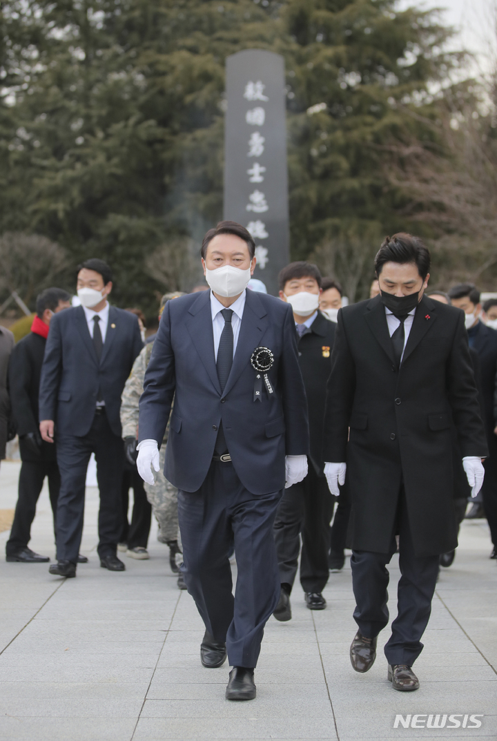 [칠곡=뉴시스] 전신 기자 = 국민의힘 윤석열 대선 후보가 30일 오후 한국전쟁 최대 격전지였던 경북 칠곡군 다부동 전적기념관을 방문해 구국용사충혼비를 참배한 뒤 발걸음을 돌리고 있다. (공동취재사진) 2021.12.30. photo@newsis.com