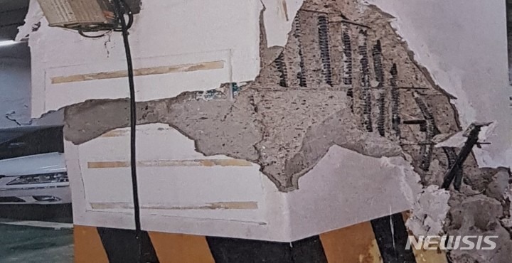 경기 고양시 일산동구 한 빌디 지하 주차장 기둥이 파열된 모습.