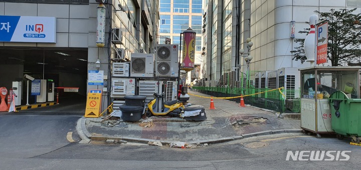 경기 고양시 일산동구 마두동 한 상가건물 주차장 앞 도로에 지반 침하 현상이 나타났다.(사진=고양시 제공) 