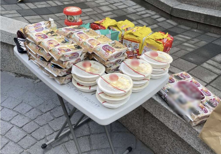 [서울=뉴시스] 고려대생 A씨가 지난달 22일 고려대 서울 캠퍼스 내에서 무료로 나눈 물품들. (사진=고파스 캡처) *재판매 및 DB 금지