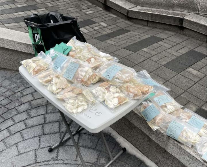 [서울=뉴시스] 지난달 29일 만두 업체 '백자로 푸드'가 A씨에게 무료 나눔 물품으로 제공한 떡만둣국 밀키트들. (사진=고파스 캡처) *재판매 및 DB 금지