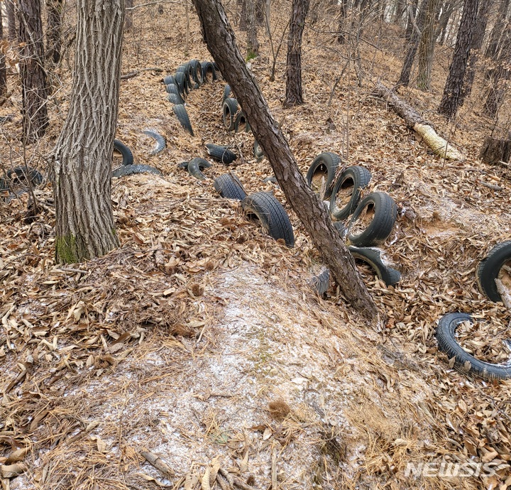경기 포천시 영북면의 한 사유지에 인근 군부대가 다량의 폐타이어로 진지를 구축하는 등 무단 사용 중이다. (사진=독자제공) 