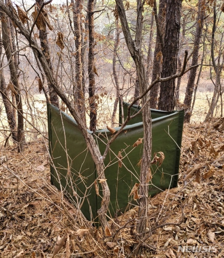 경기 포천시 영북면의 한 사유지에 인근 군부대가 설치한 간이 화장실.(사진=독자제공) 