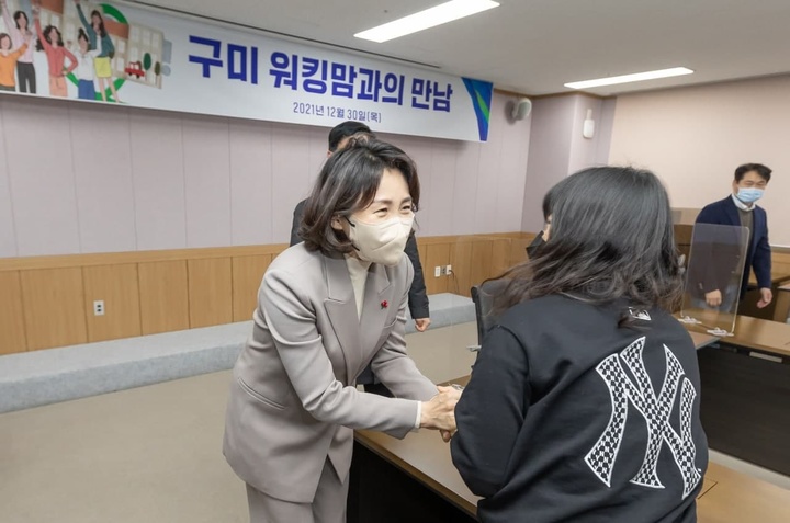 이재명 더불어민주당 대선 후보의 배우자 김혜경 씨가 30일 경북 구미에서 워킹맘들과 만나 간담회를 가졌다. (사진 제공 = 민주당 선대위) *재판매 및 DB 금지