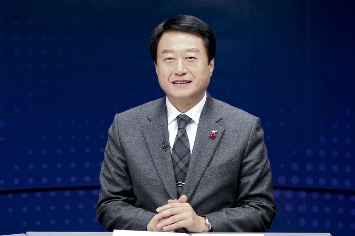 [합천=뉴시스] 시·군·구 기초지방자치단체장 선거에 출마한 예비후보자가 후원회를 지정할 수 없도록 정했던 개정 전 옛 정치자금법 조항이 헌법에 어긋나지 않았다는 헌법재판소의 판단이 나왔다. 사진은 이번 헌법소원을 제기한 문준희 전 합천군수. (사진=뉴시스DB). 2026.09.21. photo@newsis.com *재판매 및 DB 금지