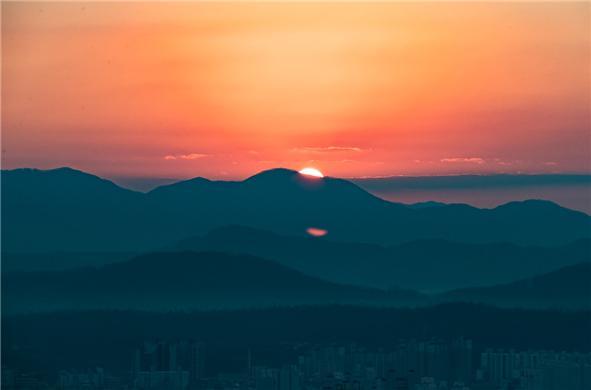 [서울=뉴시스] 서울시 광진구 아차산에서 바라본 일출 모습. (사진=광진구 제공) 2022.01.01. photo@newsis.com *재판매 및 DB 금지