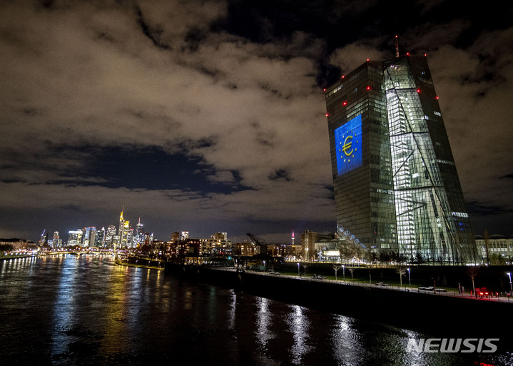 [프랑크푸르트=AP/뉴시스]지난 2021년 12월30일 독일 프랑크푸르트에서 유로 통화 출범 20주년 기념 조명 쇼를 앞두고 사전 연습으로 유럽중앙은행(ECB) 건물에 조명이 비치고 있다. 유럽의 물가상승률이 연초 하락하면서 소비자들에게 어느 정도 안도감을 주었지만 유럽은 여전히 더 높은 물가에 직면해 있다. 2023.2.1